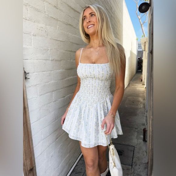 Chic White and Blue Patterned Dress - Picture 2 of 3
